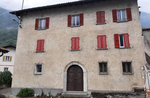 Iragna House | Casa Nineta Iragna (Canyoning waterfall)