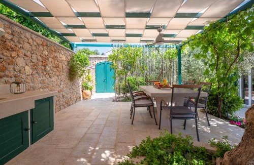Bol Apartment | Casa ol'Bol - Modern Apartment with Seaview and Private Large Backyard