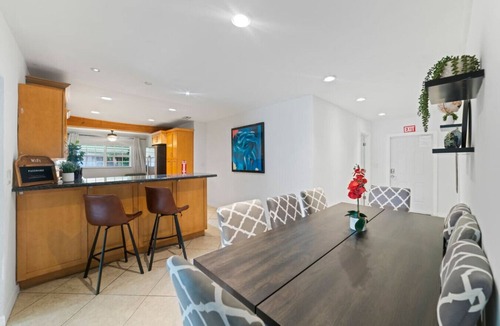 North Central Hollywood Villa | Casa Palma | Pool | 15min Beach | Pool table