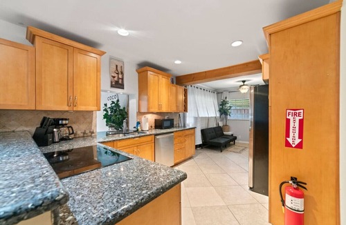 North Central Hollywood Villa | Casa Palma | Pool | 15min Beach | Pool table