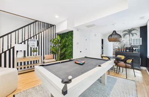 West Town Apartment | Casa Palmera Fast Wifi, Pool Table Fire Pit