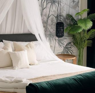 West Town Apartment | Casa Palmera Fast Wifi, Pool Table Fire Pit