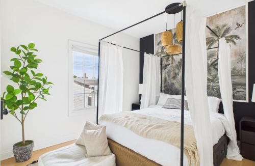 West Town Apartment | Casa Palmera Fast Wifi, Pool Table Fire Pit