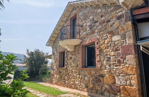 Parbayon Ski Chalet | Casa Parbayón–Encanto entre Jardines y Luz Natural