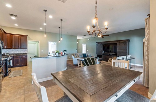 Plant City House | Casa Parma-Private Home-Screened Patio-10