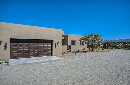 Eldorado at Santa Fe House | Casa Ponderosa | EV + Hot Tub | Desert Stargazing