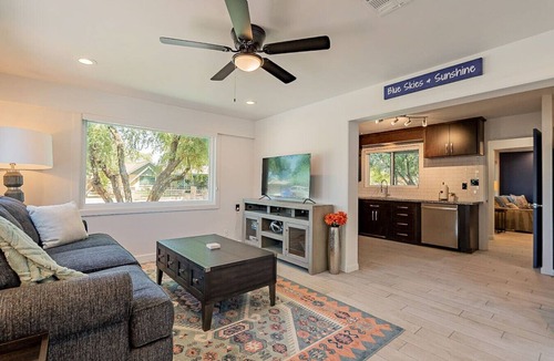 Chandler House | Casa Puerta Azul-Best Location!