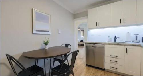 Leslieville Hotel | Casa Queen East - Modern 2BR Suite in Leslieville
