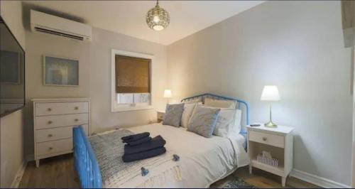 Leslieville Hotel | Casa Queen East - Modern 2BR Suite in Leslieville