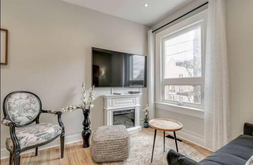 Leslieville Hotel | Casa Queen - Unique 2BR Suite in Leslieville