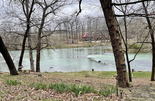 Mammoth Spring House | Casa Rio Family Friendly Spring River Front Home!