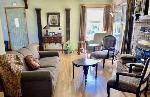 Mammoth Spring House | Casa Rio Family Friendly Spring River Front Home!