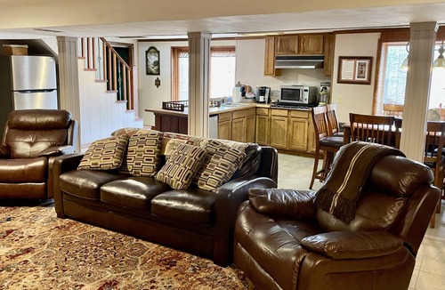 Mammoth Spring House | Casa Rio Family Friendly Spring River Front Home!