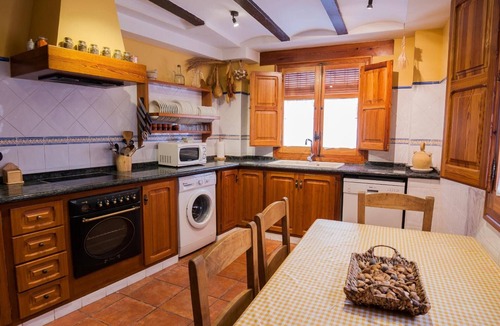 Cabanes House | 'Casa Rosa' Apartment with Balcony, Wi-Fi, and Air Conditioning