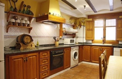 Cabanes House | 'Casa Rosa' Apartment with Balcony, Wi-Fi, and Air Conditioning
