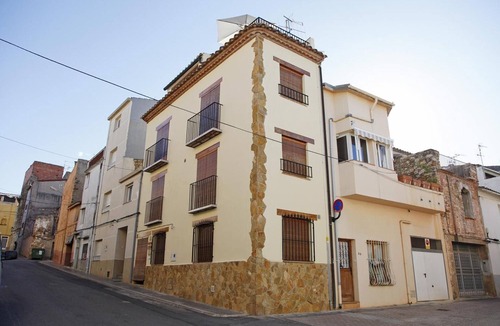 Cabanes House | 'Casa Rosa' Apartment with Balcony, Wi-Fi, and Air Conditioning