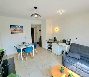 Tassin-la-Demi-Lune Apartment | Casa Rosa, au calme avec garage privé et balcon