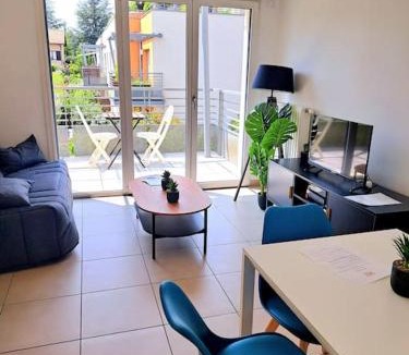 Tassin-la-Demi-Lune Apartment | Casa Rosa, au calme avec garage privé et balcon