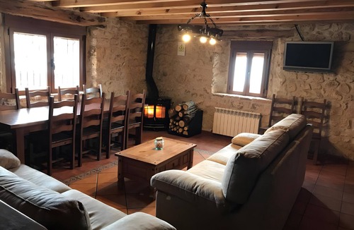 Castro de Fuentiduena House | Casa Rural 'Sanz' with Mountain Views, Shared Pool and Wi-Fi