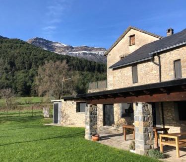 Borrastre Ski Chalet | Casa Rural Aracanciás