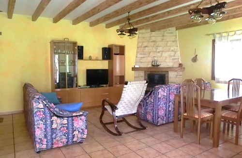 Quintanaelez House | Casa Rural El Establo: 4 Bedrooms, Private Garden, Burgos