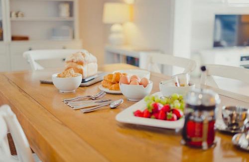 Camden Head House | Casa Sorella - beachfront family home with pool