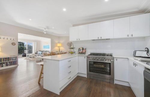 Camden Head House | Casa Sorella - beachfront family home with pool