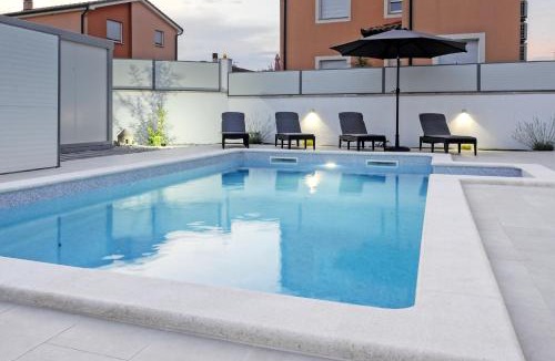 Liznjan House | Casa Tara Three-Bedroom Holiday Home