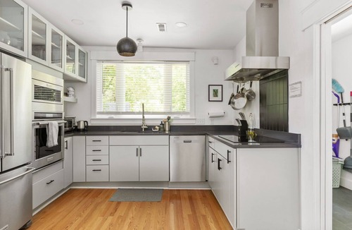 South Richmond House | Casa Terra: Pet-Friendly Eco Oasis with Gazebo