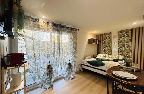 Les Ponts-de-Ce Apartment | Casa Tropical