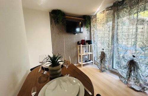 Les Ponts-de-Ce Apartment | Casa Tropical