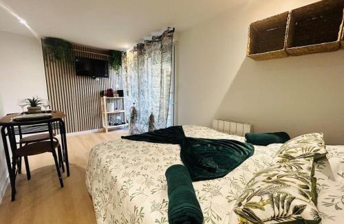 Les Ponts-de-Ce Apartment | Casa Tropical