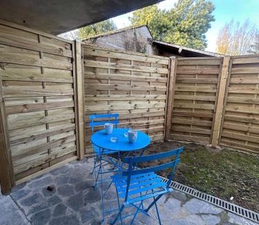 Les Ponts-de-Ce Apartment | Casa Tropical