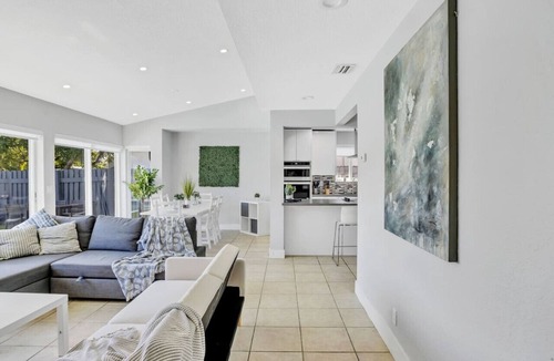 North Central Hollywood House | Casa Utopia l Waterfront l Kayaks l Pool