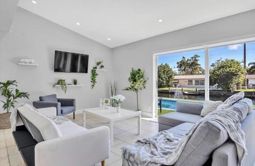 North Central Hollywood Villa | Casa Utopia Waterfront Pool 15 Min To Beach