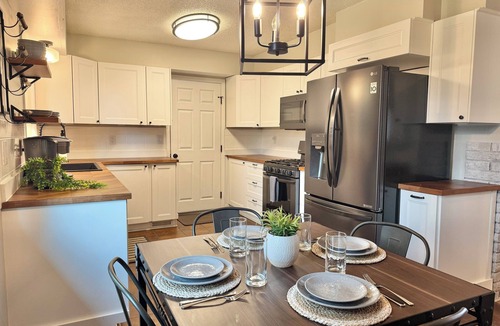 Tigard House | Casa Verona: Pets Welcome & Spacious Kitchen
