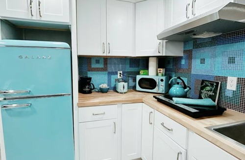 Montclair House | Casa Viola