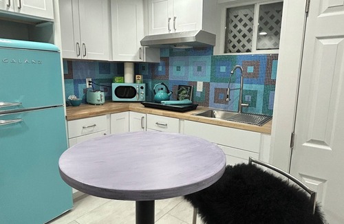 Montclair House | Casa Viola