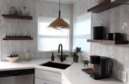 Northwest Dallas House | Casa Wabi on Park Lane in Dallas + 2 King Beds