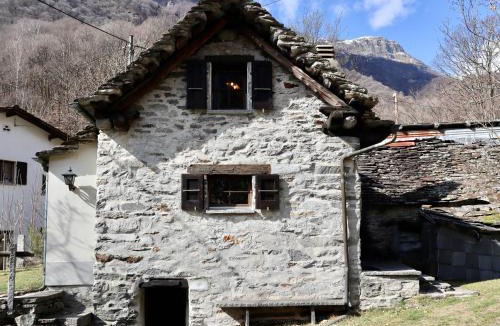 Gerra Verzasca House | Casa Ylenia Rustic home surrounded by nature