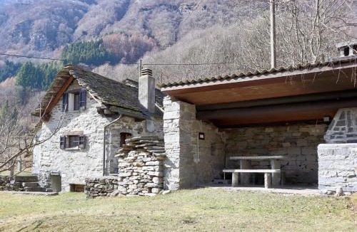 Gerra Verzasca House | Casa Ylenia Rustic home surrounded by nature