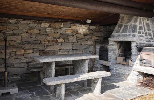 Gerra Verzasca House | Casa Ylenia Rustic home surrounded by nature