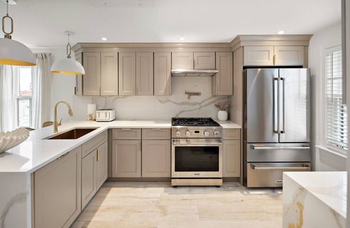 Salisbury Beach House | Casablanca-Luxury Retreat/2 Kings/Steps to Beach/PetFriendly