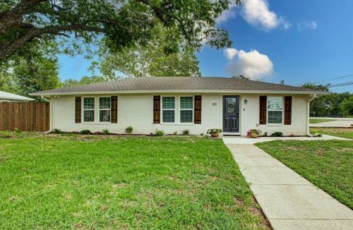 Waco Villa | Casablanca Waco 5 mins from Baylor and Magnolia with Hot Tub,Firepit, Pet Friendly