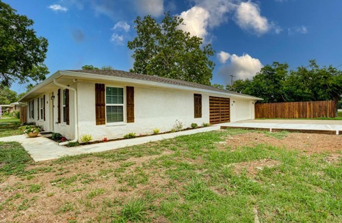 Waco Villa | Casablanca Waco 5 mins from Baylor and Magnolia with Hot Tub,Firepit, Pet Friendly