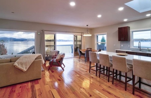 Retsil House | Casanora Views - Beachfront Home