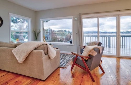 Retsil House | Casanora Views - Beachfront Home