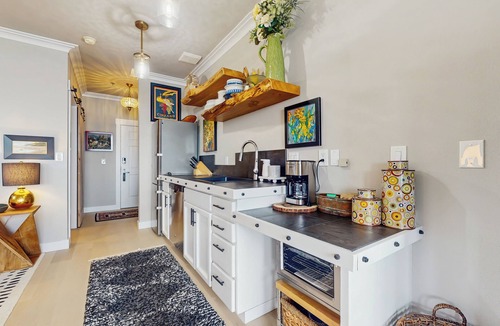 Langley Apartment | Cascade Mtn & Water Views! Couples Getaway
