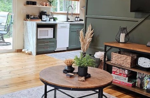 Marblemount Cabin | Cascade River Hideaway-Dogs welcome, off-grid