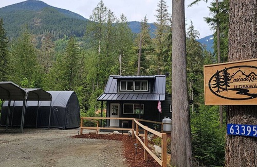 Marblemount Cabin | Cascade River Hideaway-Dogs welcome, off-grid